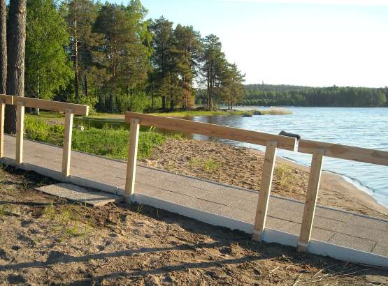 Uintilaituri ylittää hiekkarannan. Hiekka ei kulkeudu hiekkarannalta sisälle.